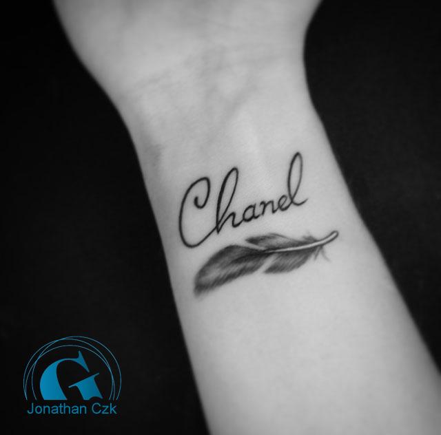 Photo de Tatouage de Plume et Prénom sur Femme , Graphicaderme